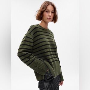 GAP 24/7 Split-Hem Crew Neck Sweater in Olive green stripe